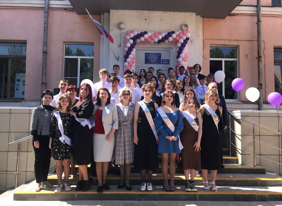 Волгоградские выпускники принимают поздравления от руководства региона